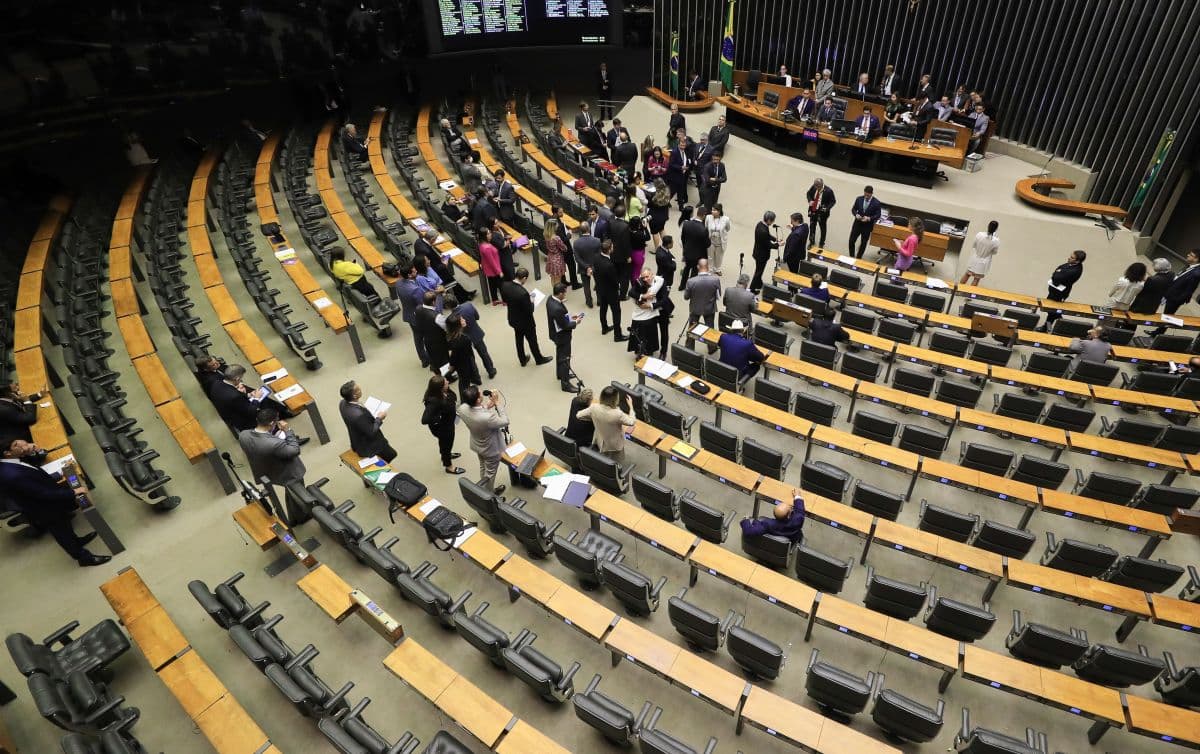 Deputado busca cancelar imposto de 12% sobre exportações de petróleo