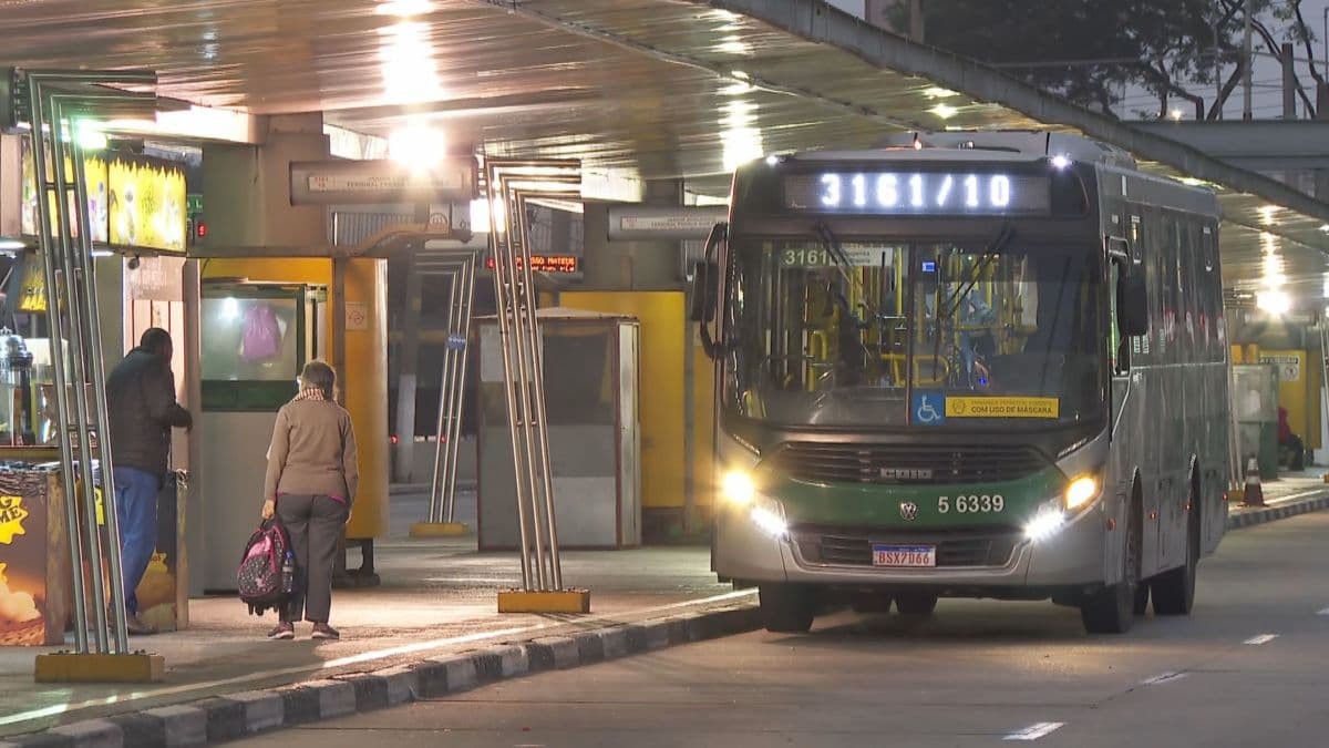 Homem em situação de rua morre atropelado em terminal de SP