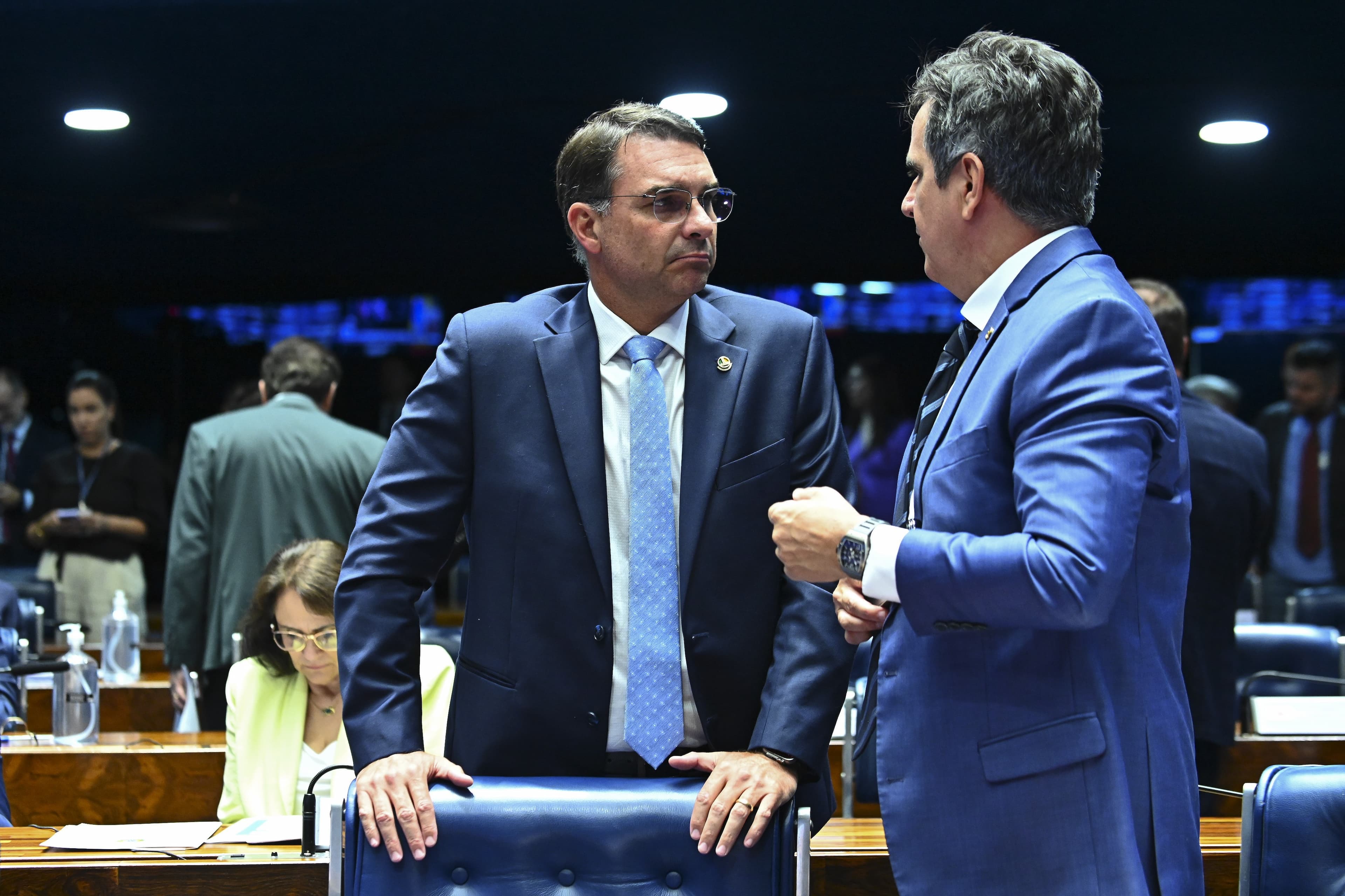 Flávio Bolsonaro tenta reverter apoio de Ciro Nogueira