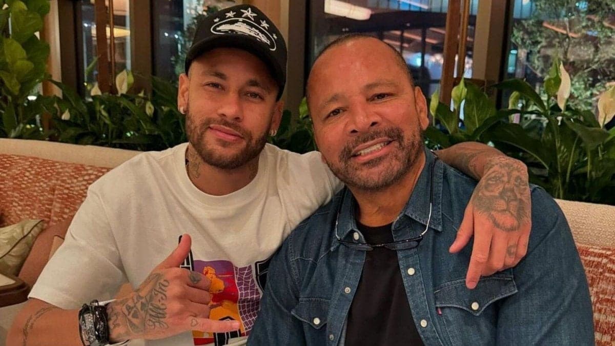 Mensagens da PF ligam Flávio Bolsonaro e pai de Neymar a negociações suspeitas