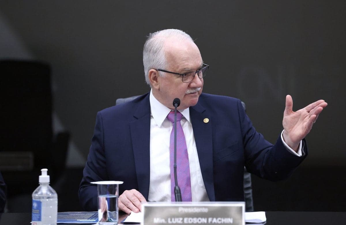 Fachin se reúne com ministros do STF amid crise na Corte