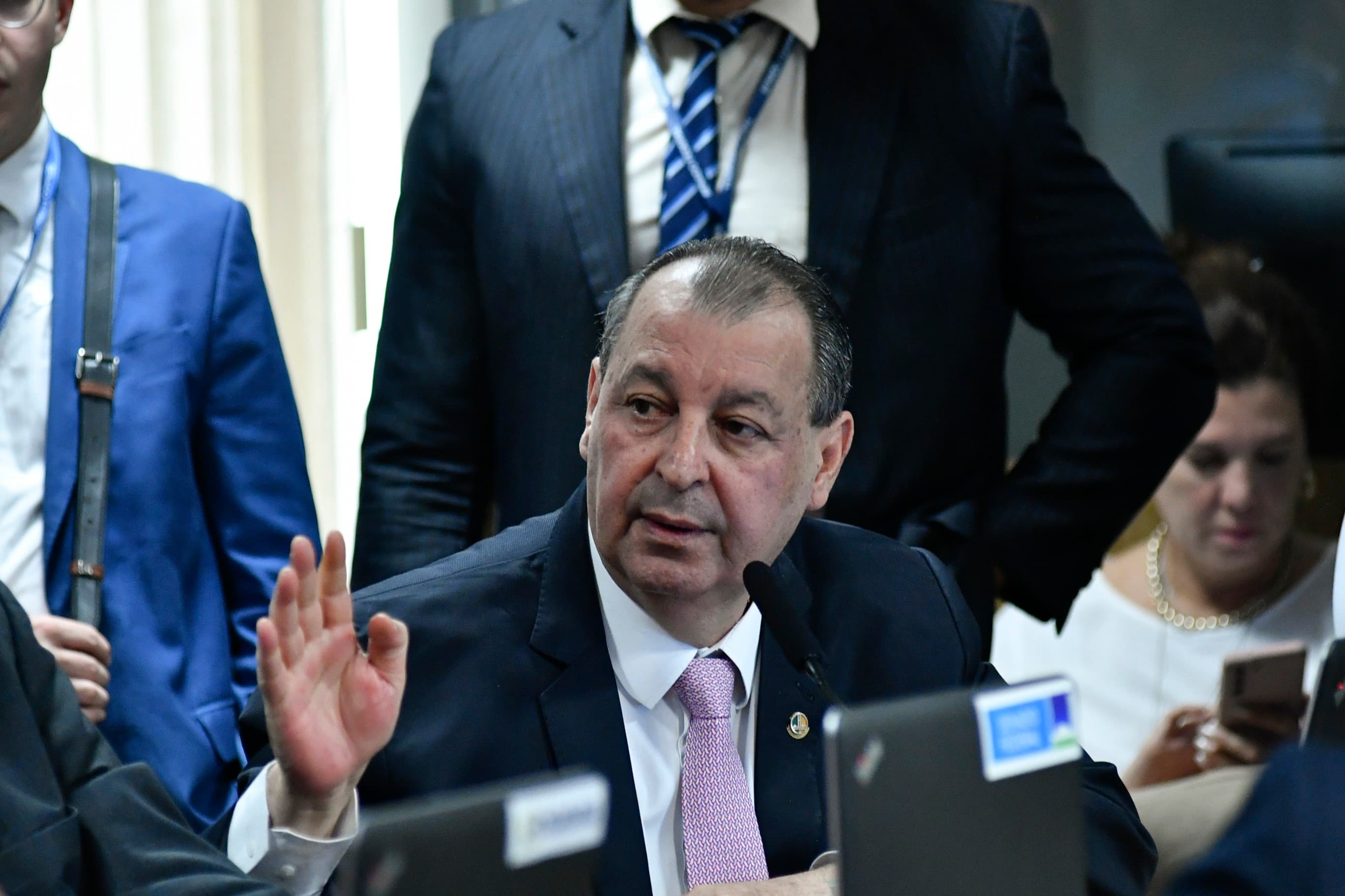 Senador Omar Aziz propõe transição para redução de horas trabalhadas
