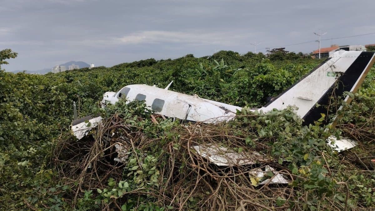 Avião pequeno cai em Navegantes e deixa dois feridos graves