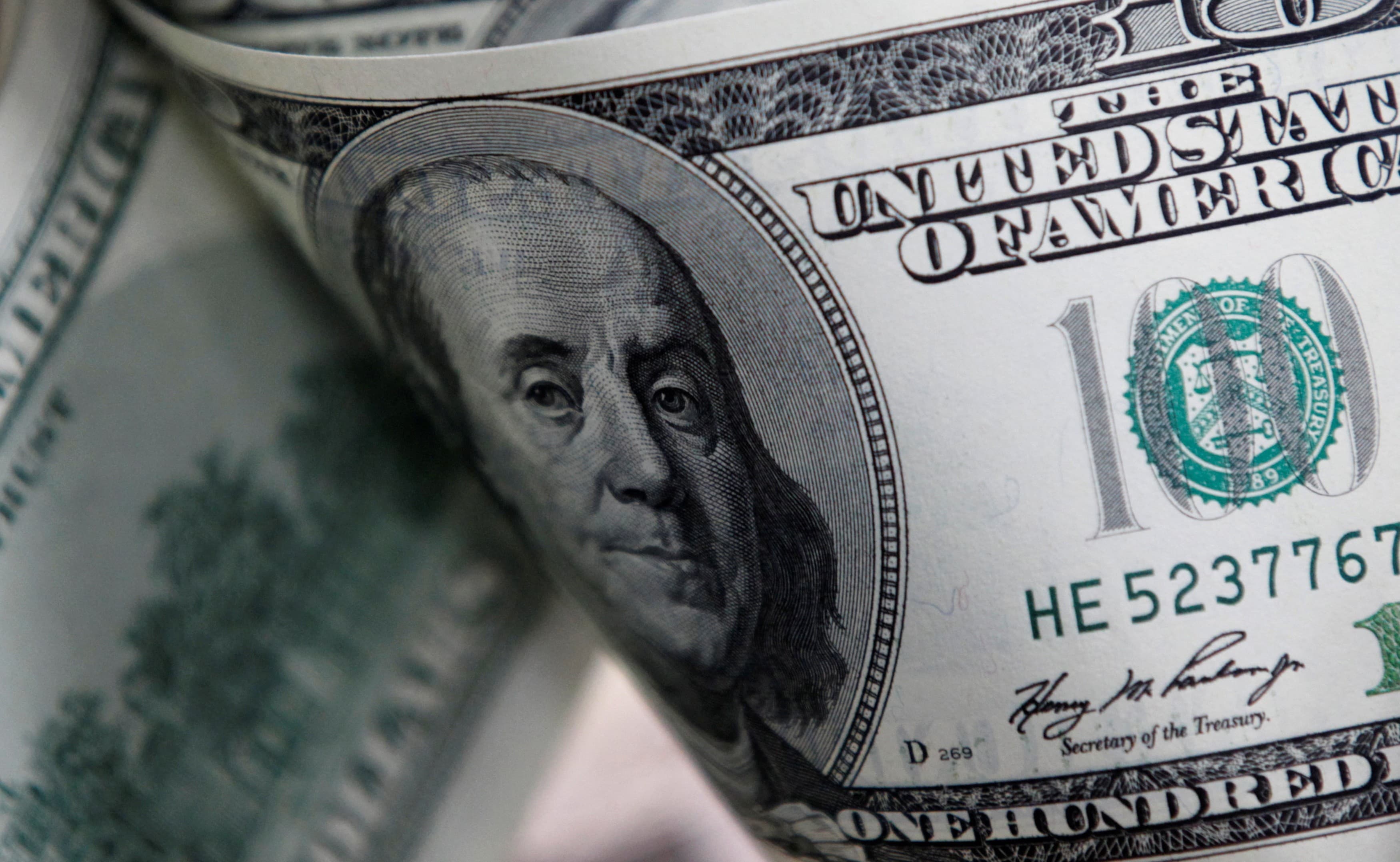 Dólar sobe após debate eleitoral e tensões econômicas globais