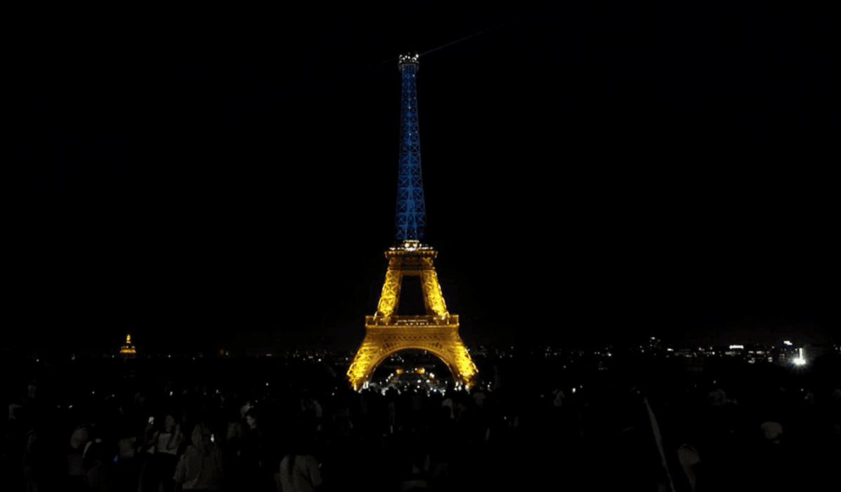 Torre Eiffel celebra 35 anos da independência da Ucrânia