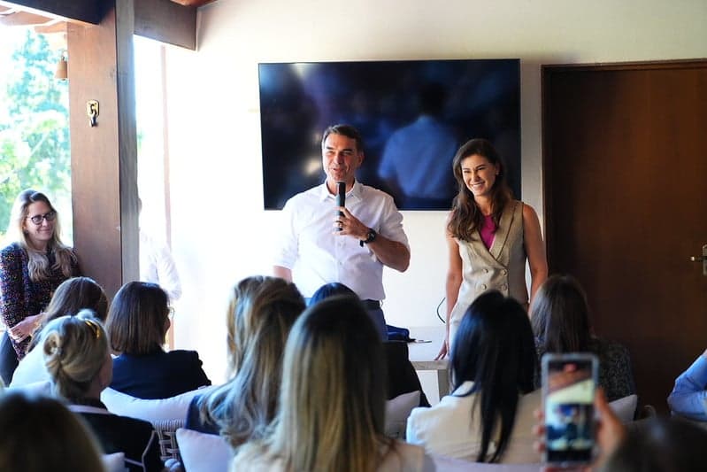 Flávio Bolsonaro contradiz afirmação sobre viagem em avião de Daniel Vorcaro