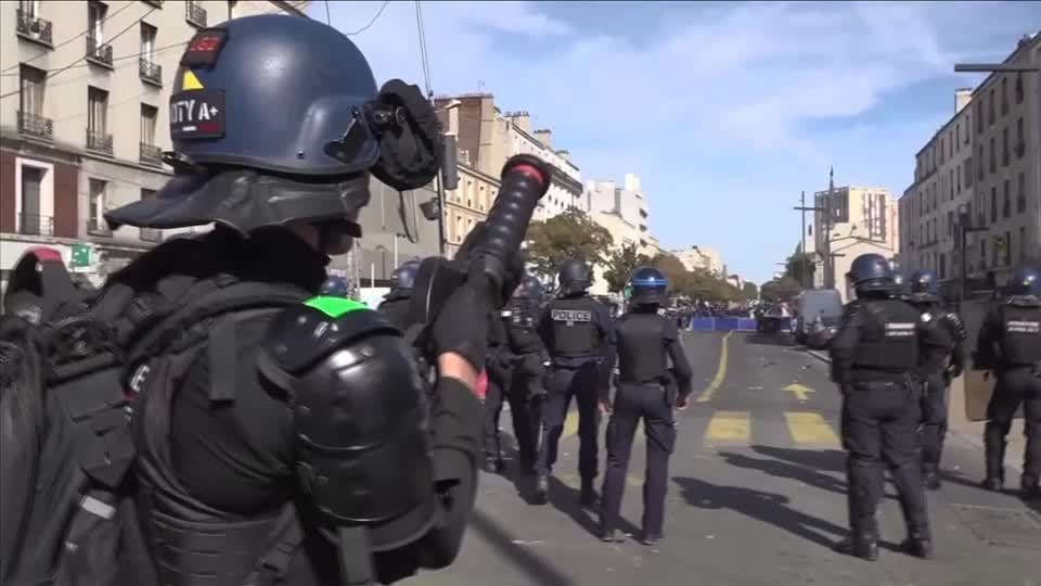 França suspende uso de equipamentos explosivos pela polícia após ferimento em protesto estudantil