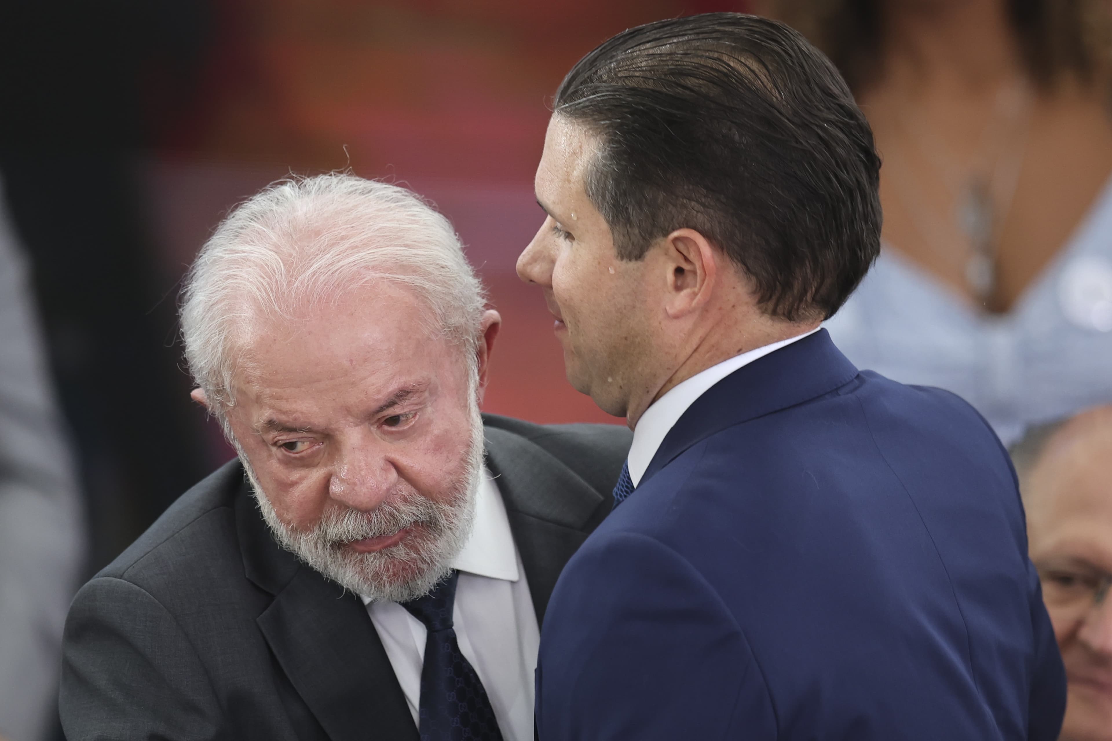 Lula se reúne com Hugo Motta para discutir redução da jornada de trabalho