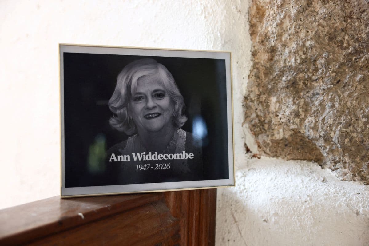 Ex-parlamentar Ann Widdecombe é assassinada em sua casa na Inglaterra