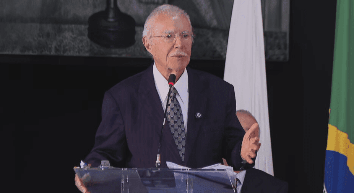 Ex-presidente José Sarney é hospitalizado e está internado na UTI