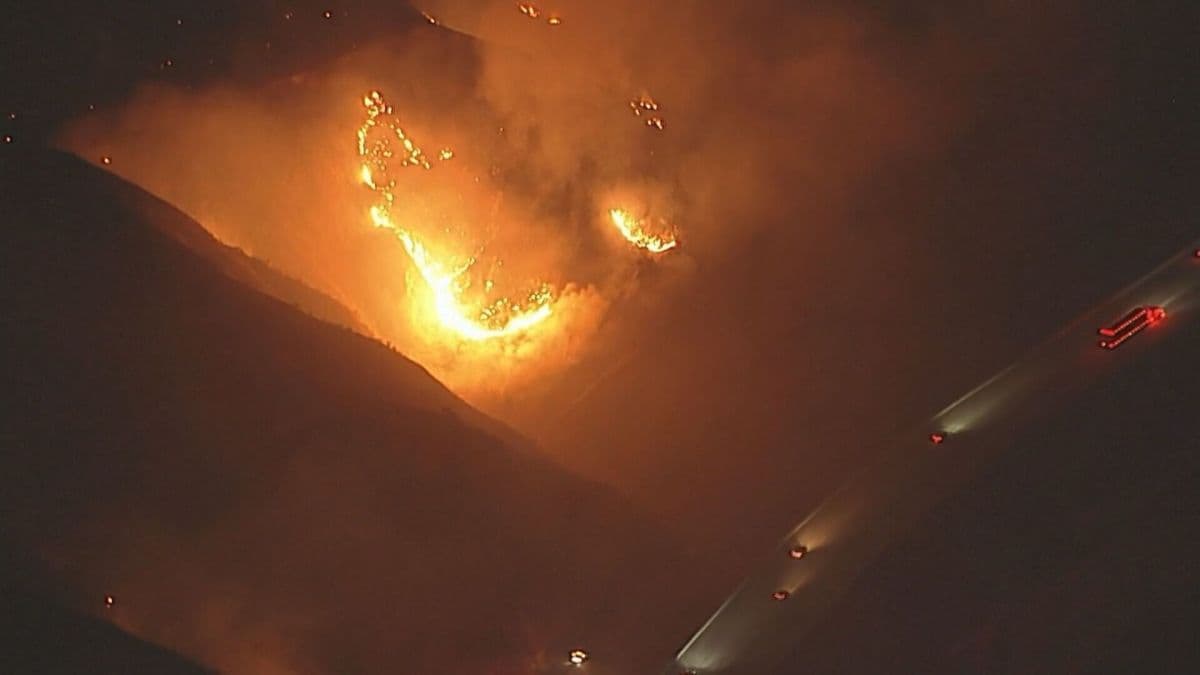 Incêndio em Riverside mobiliza 250 bombeiros e 40 caminhões