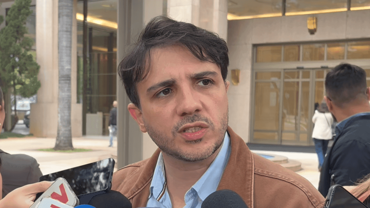 Renan Santos criticiza Lula e Flávio Bolsonaro em comício em Piracicaba