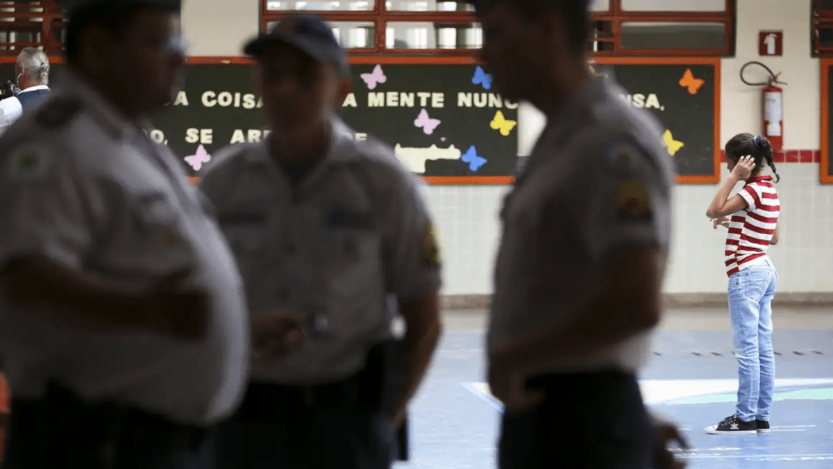 Lula critica escolas cívico-militares ao sancionar Novo PNE