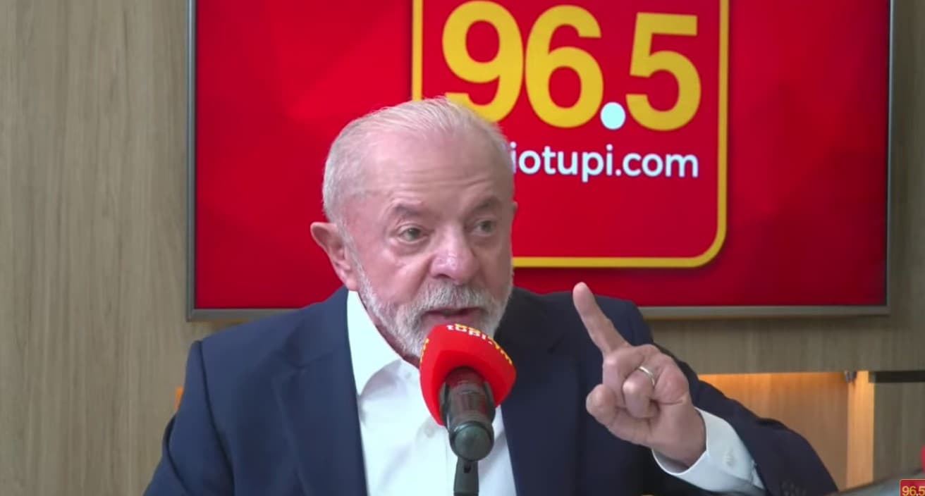 Lula afirma que Flávio Bolsonaro tem ligações com milícias durante entrevista