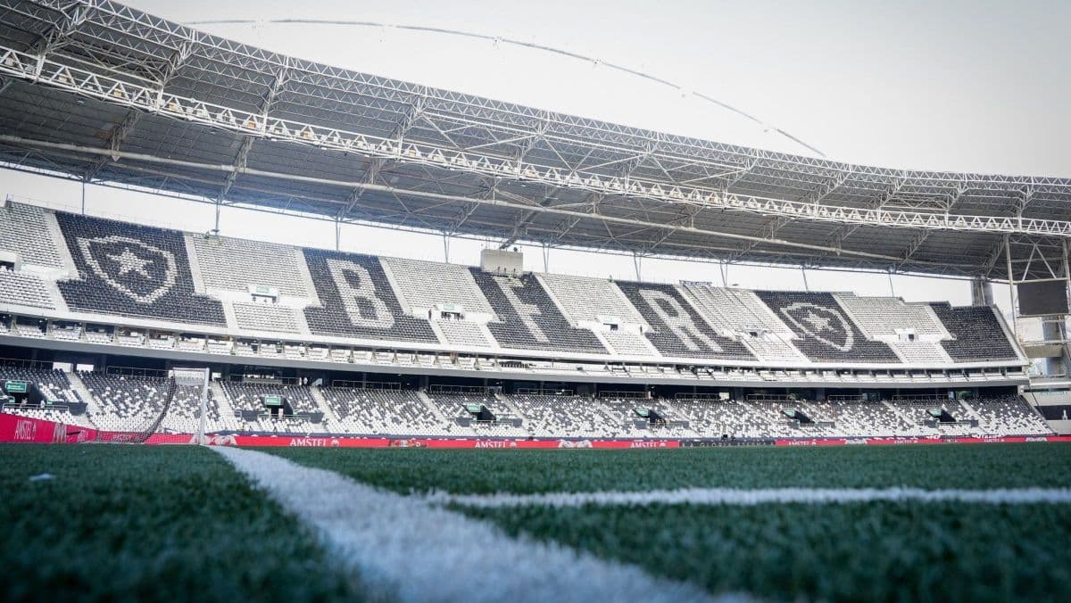 Botafogo e Coritiba duelam no Campeonato Brasileiro neste domingo