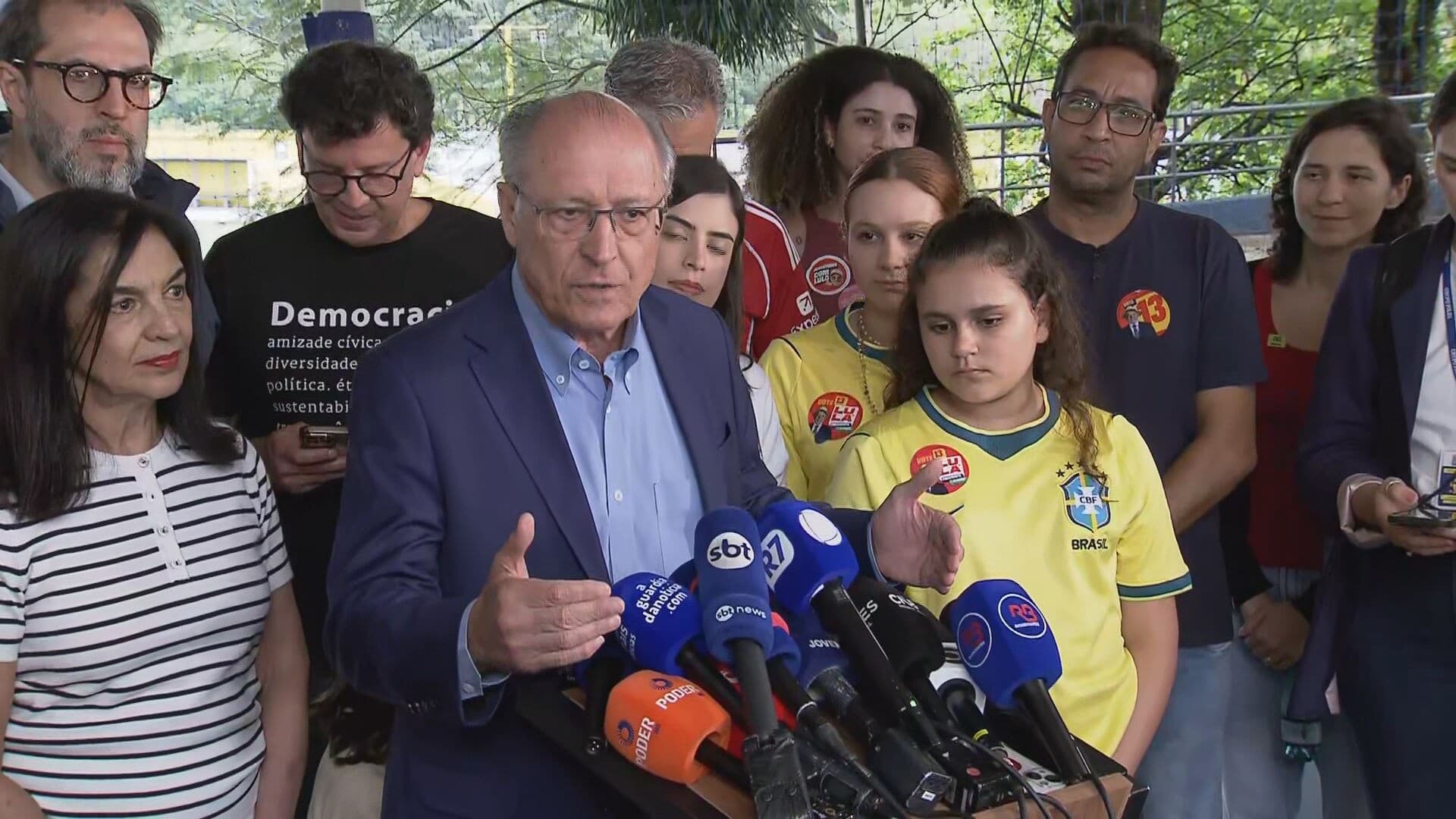 Geraldo Alckmin vota em São Paulo e critica atos de violência política