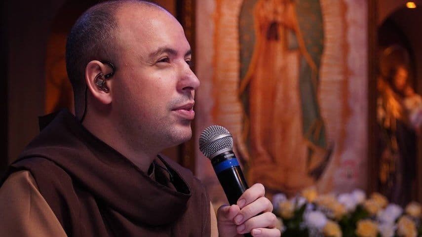 Frei Gilson alcança 2,9 milhões de visualizações com Rosário