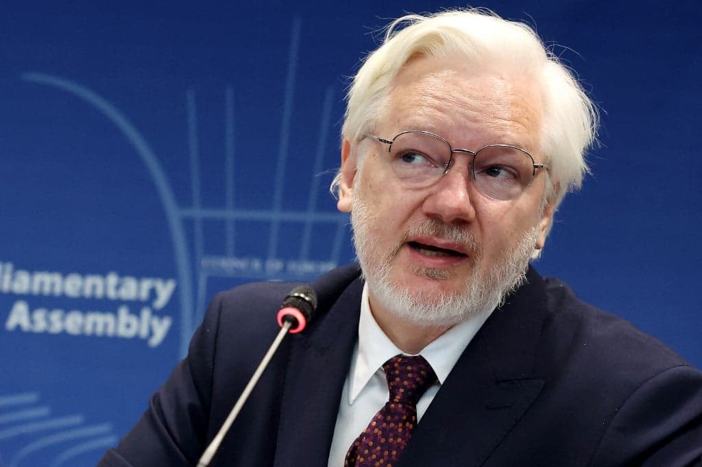 Julian Assange apoia Lula e critica a família Bolsonaro em redes sociais