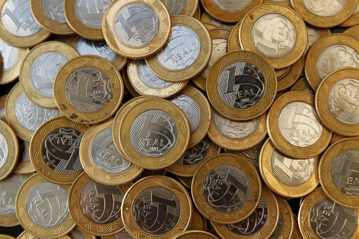 Juros futuros operam estáveis com baixa expectativa em vendas e eleições