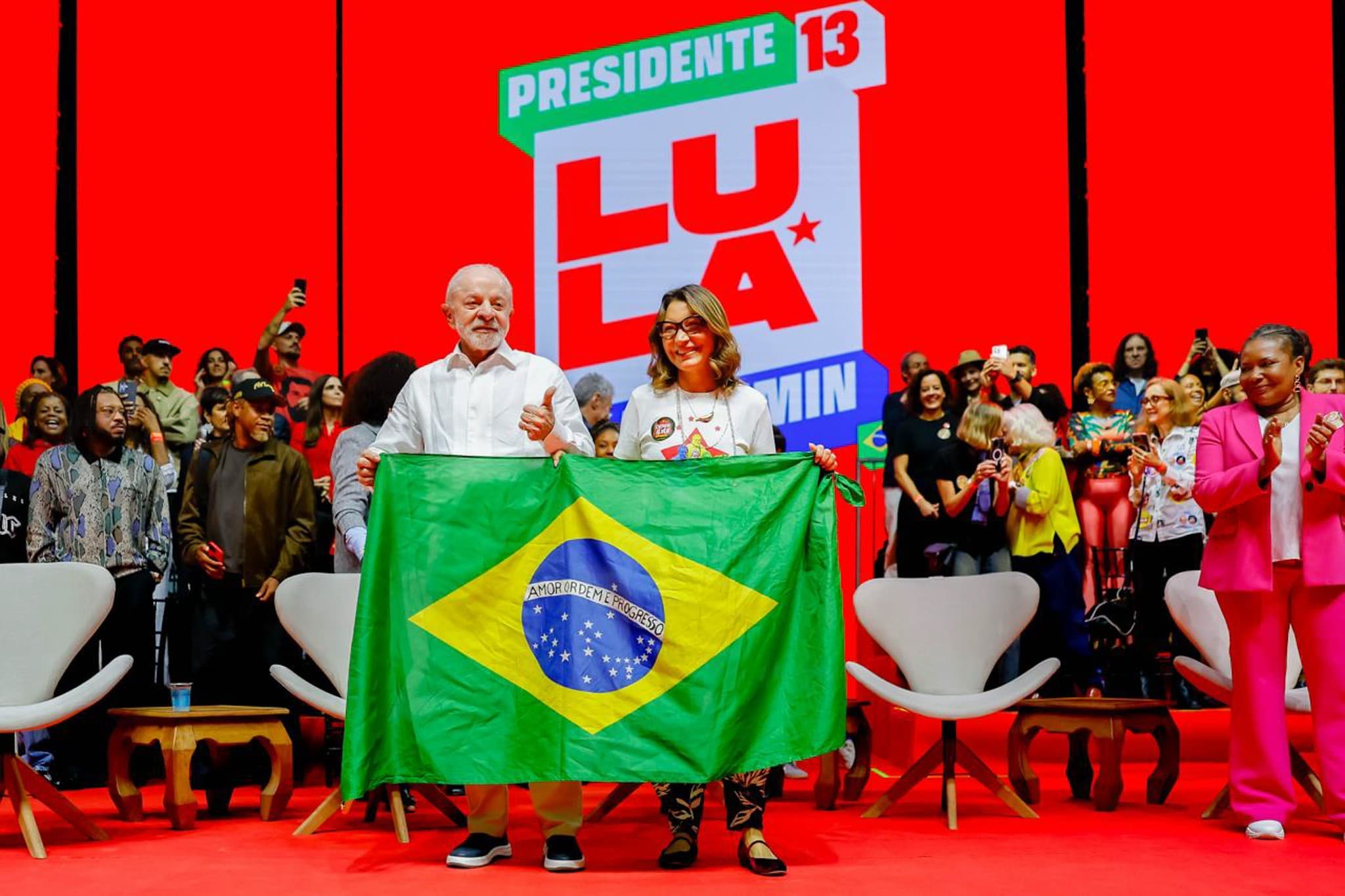 Lula critica privilégios a amigos e defende investimentos para o povo