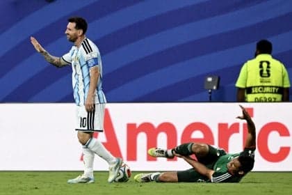 Argélia reclama de arbitragem em partida contra Argentina na Copa