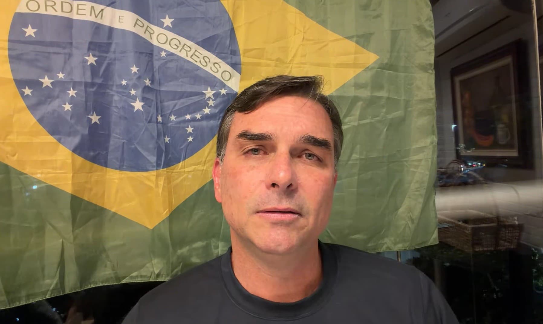 Flávio Bolsonaro promete posse com faixa do pai em 2027