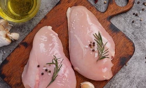 Exportações de frango continuam em crescimento em abril no Brasil