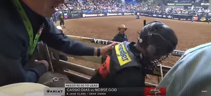 Peão brasileiro na PBR tem costelas fraturadas após ser pisoteado por touro