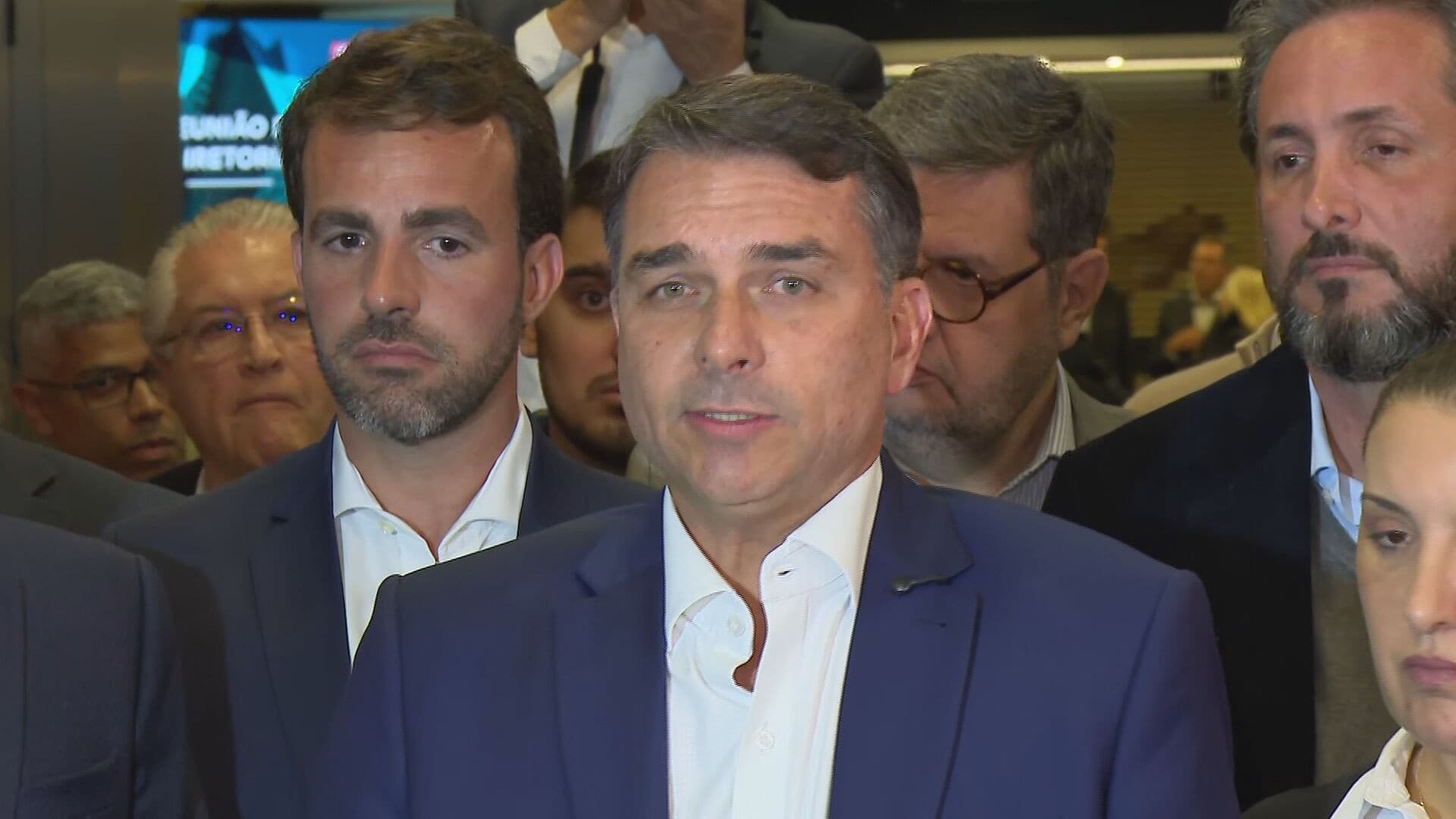 Flávio Bolsonaro se defende sobre filme 'Dark Horse' e culpa Lula