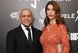 Roberto Carlos se converte ao Islã após união com empresária marroquina