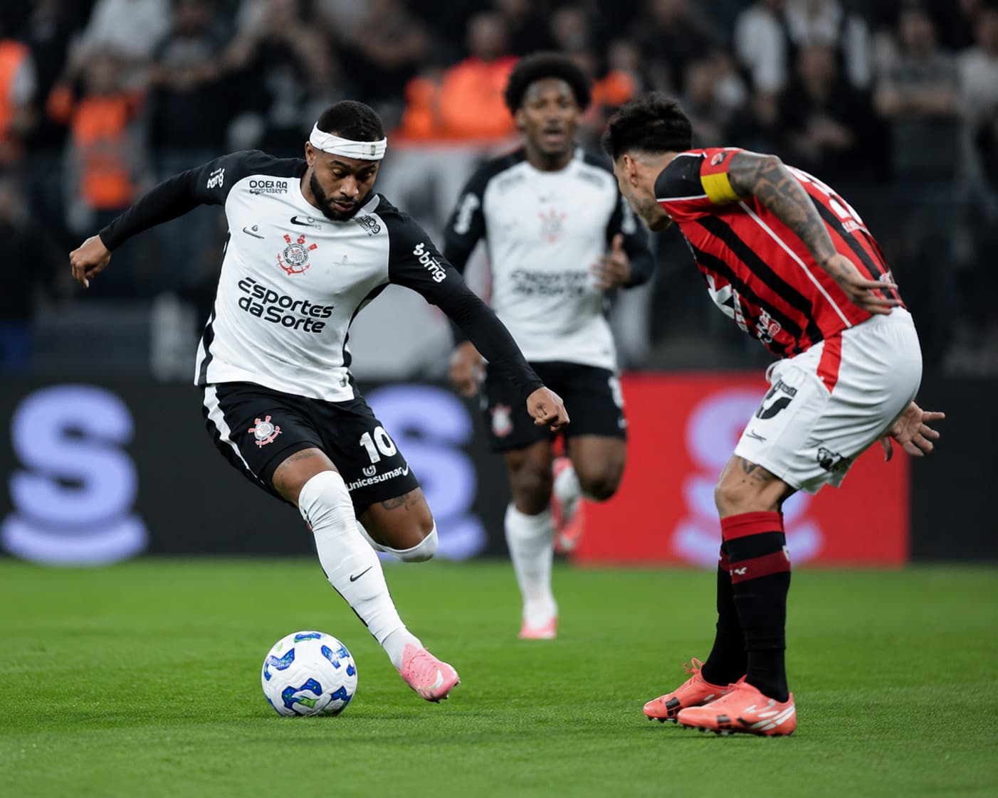 Corinthians acumula eliminação na Libertadores e nova derrota em casa; pressão sobre Diniz aumenta