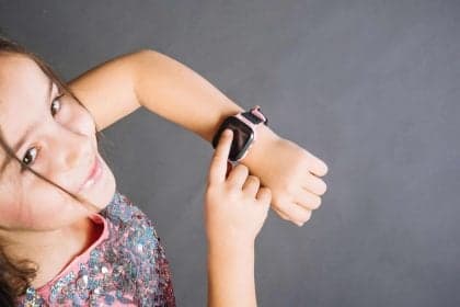 Relógios infantis com chip se tornam alternativas a celulares
