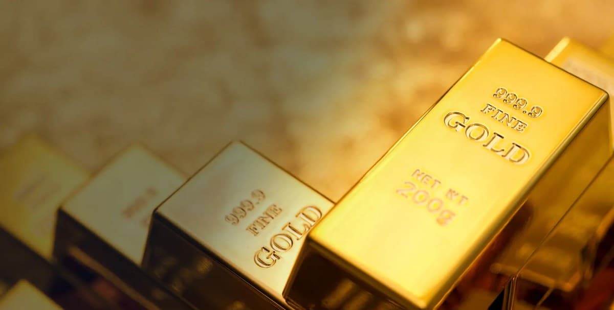 Ouro fecha em alta e supera US$ 4.400 com foco no Fed
