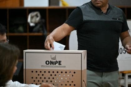 Peruanos iniciam votação para escolher novo presidente