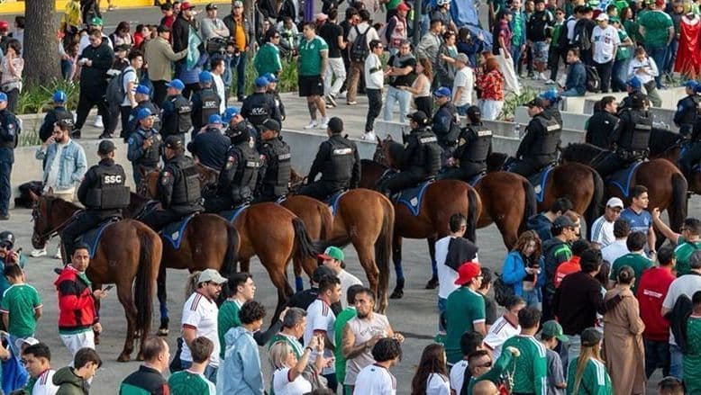 Tragédia no Estádio Azteca: Torcedor Morre em Queda Durante Reinauguração