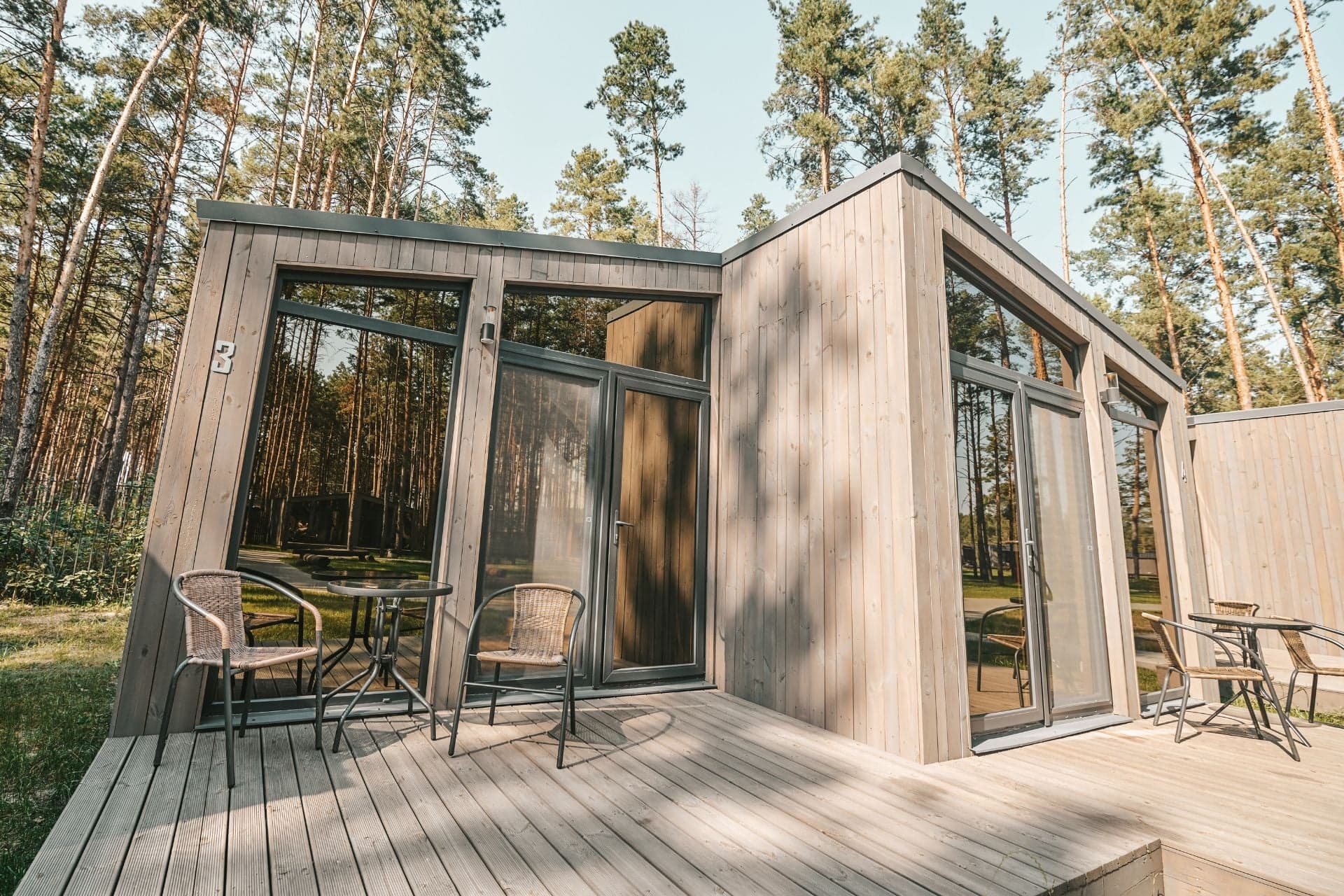 Tiny house 'The Old Man Pine' oferece conforto e funcionalidade