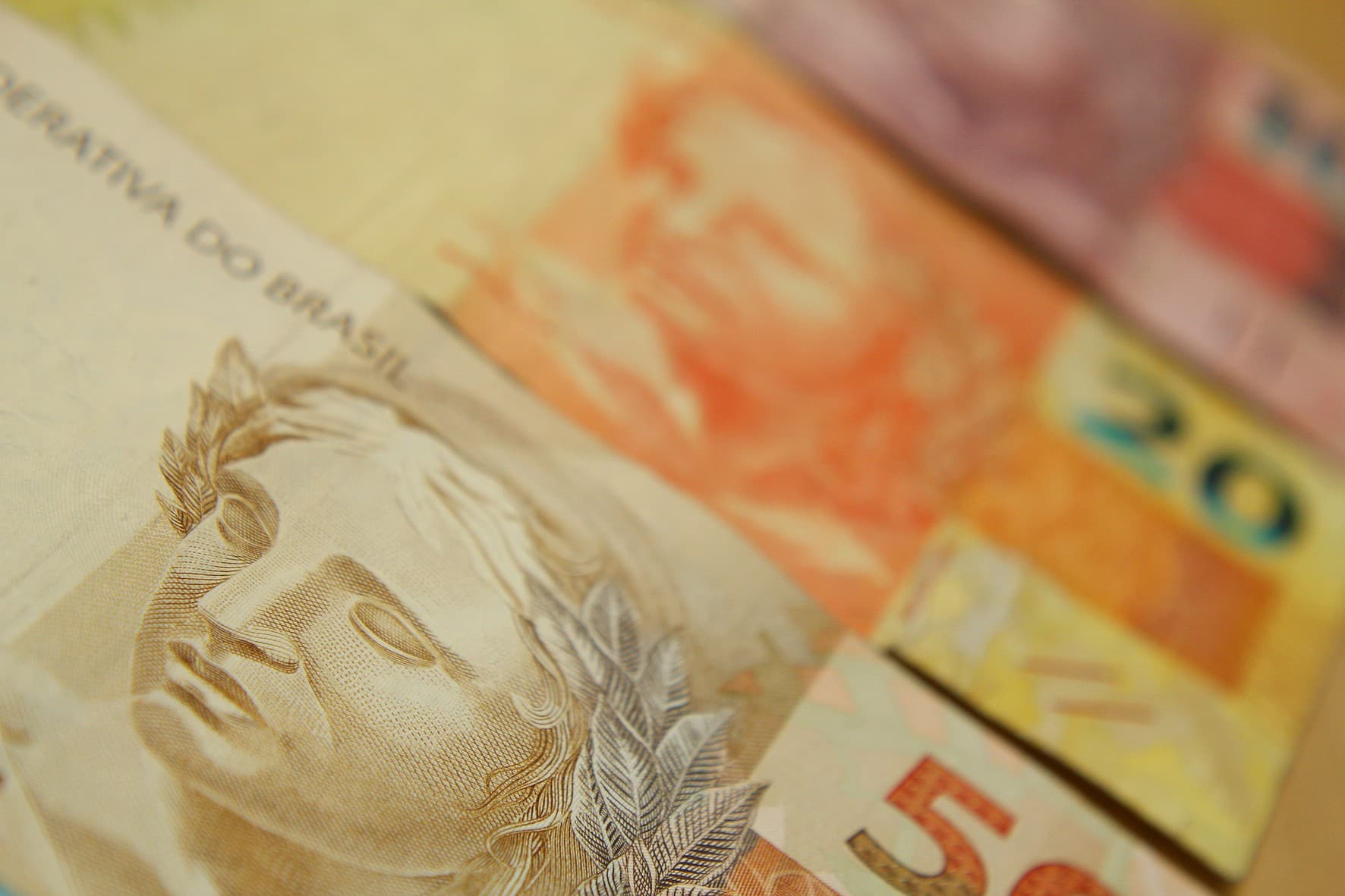 FMI prevê crescimento da economia brasileira de 2,2% em 2026