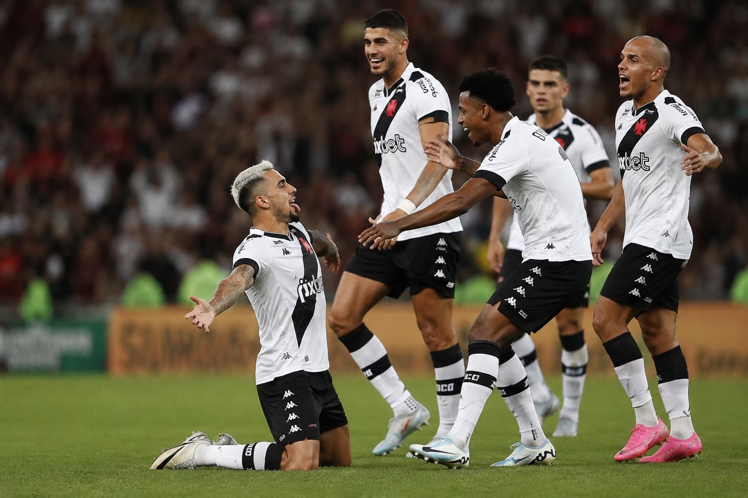 Vasco goleia Coritiba por 5 a 0 em São Januário e deixa o Z-4 do Brasileirão