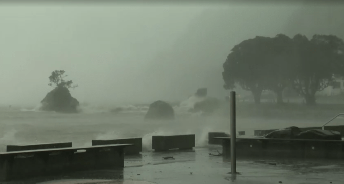 Ciclone Vaianu causa destruição na Nova Zelândia