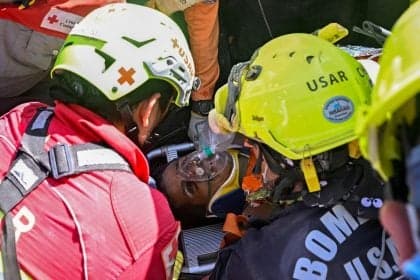 Homem é resgatado após oito dias sob escombros na Venezuela