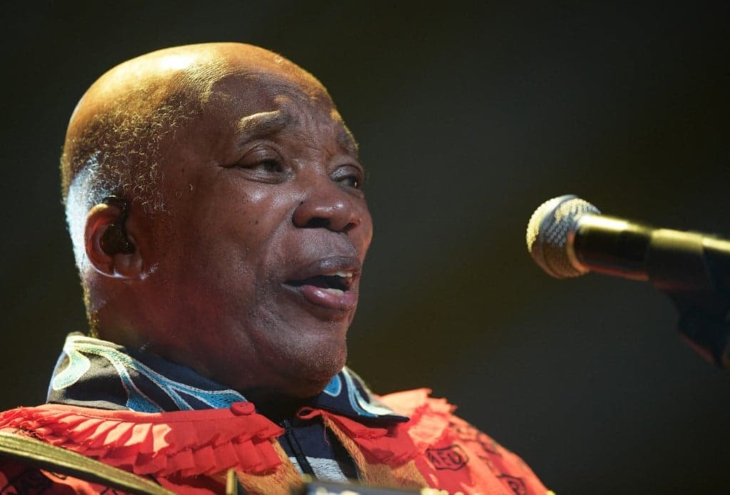 Milton Nascimento recebe alta após internação por pneumonia