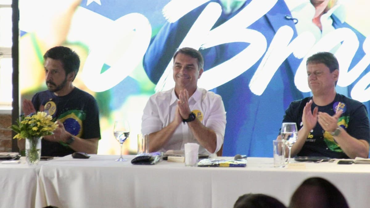 Flávio Bolsonaro pede agilidade da Justiça após decisão do TSE
