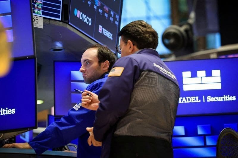 Wall Street fecha em queda à espera de relatórios de varejistas