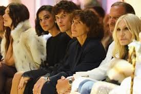 Bruna Marquezine e Shawn Mendes se destacam em desfile da Gucci