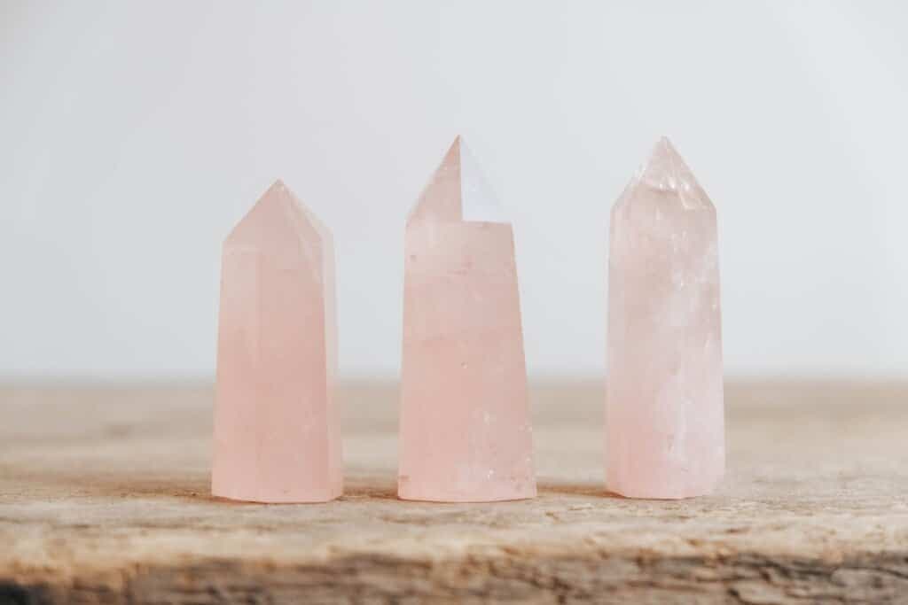 Quartzo rosa: rituais para atrair amor e harmonia