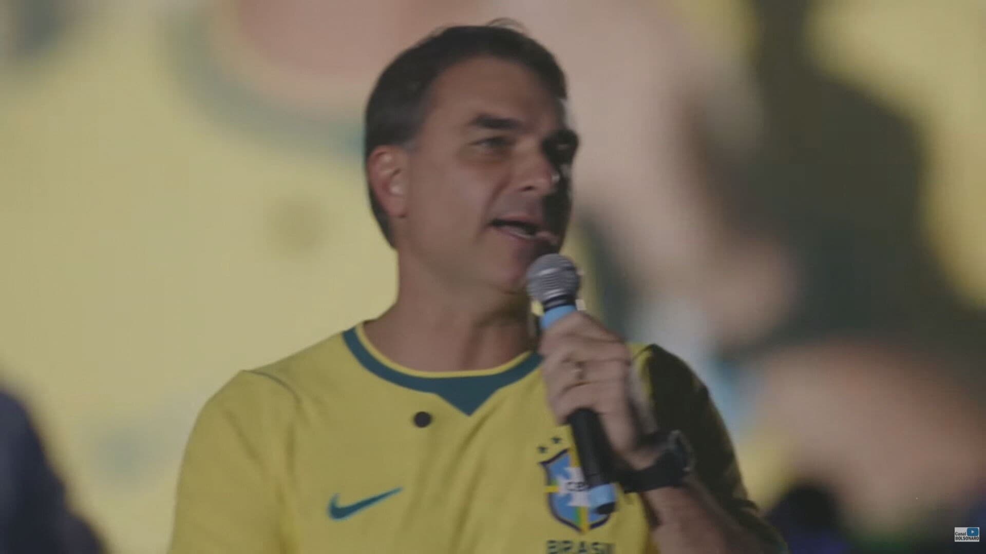Flávio Bolsonaro promete combater fome e apoiar o Bolsa Família