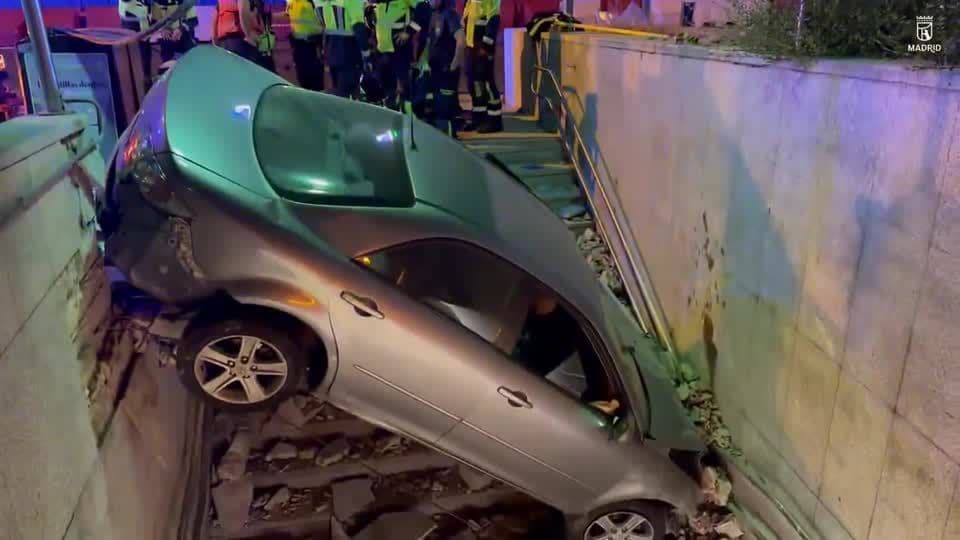 Carro colide com metrô em Madri e deixa dois feridos