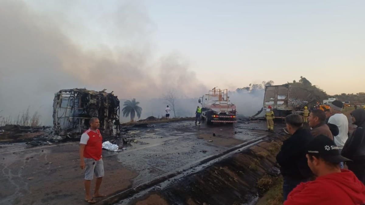 Colisão entre ônibus e caminhão causa feridos em Sete Lagoas