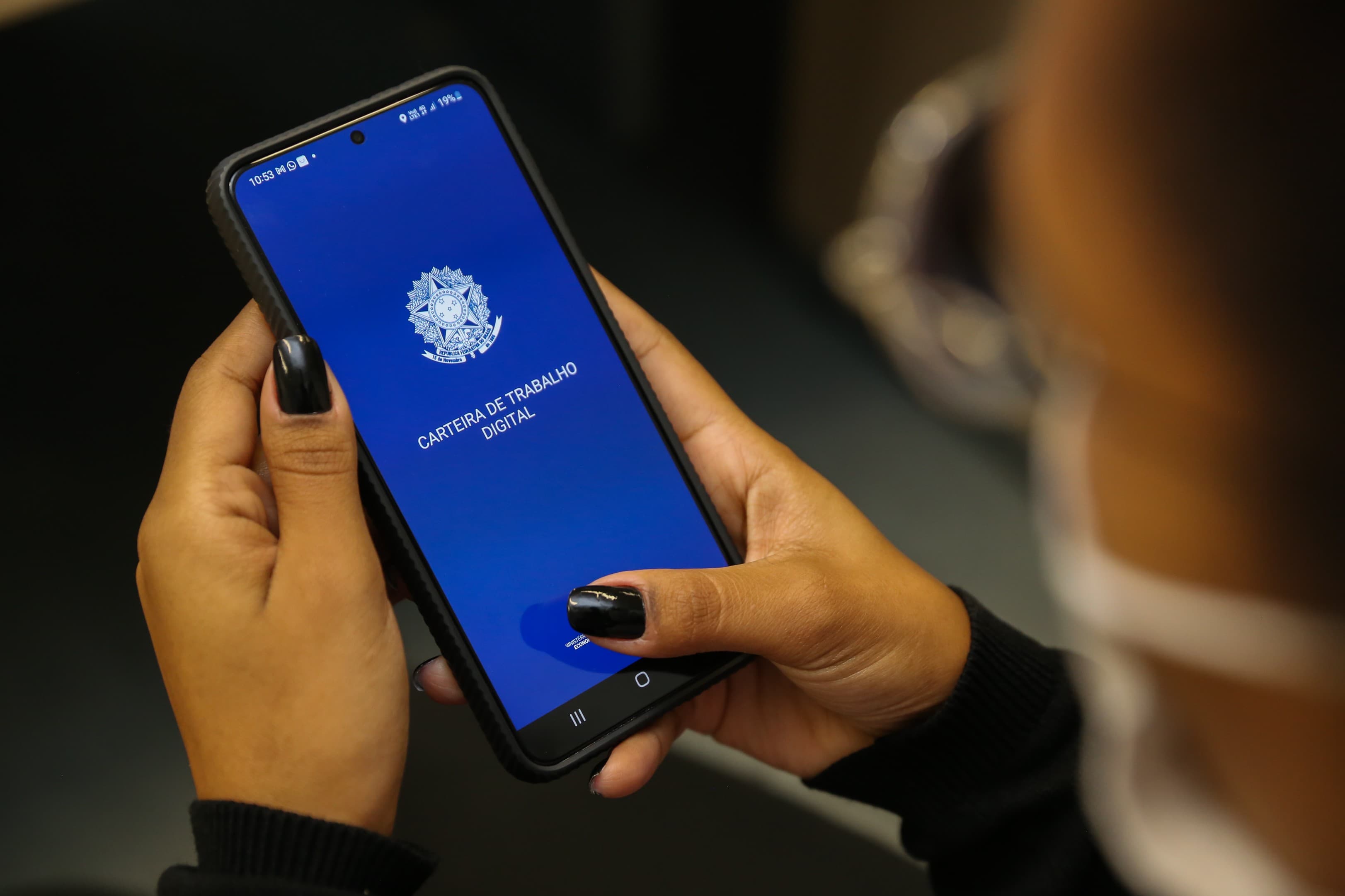 Taxa de desemprego atinge 5,3% no Brasil até agosto de 2026