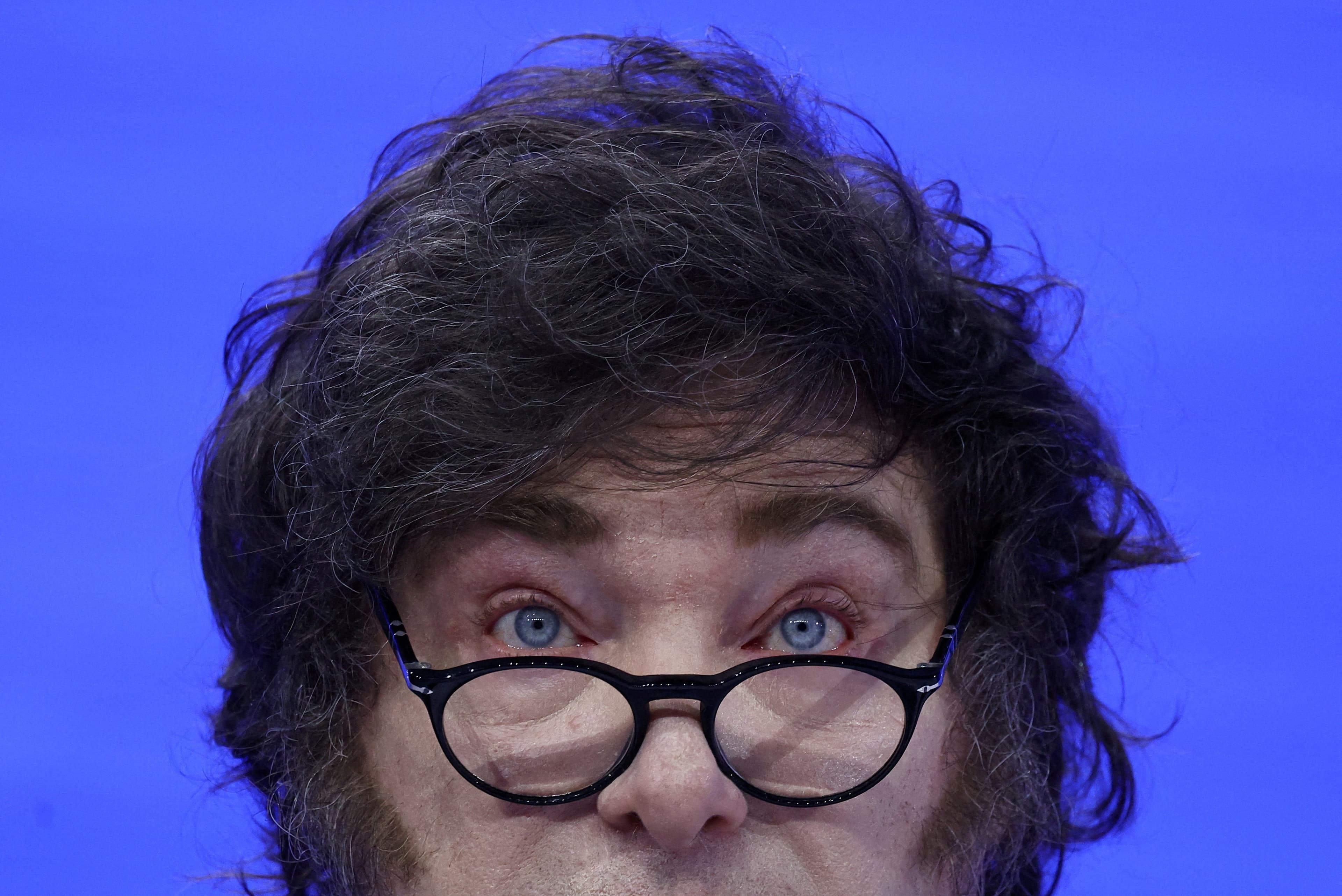 Javier Milei apresenta resultados econômicos em debate entre candidatos